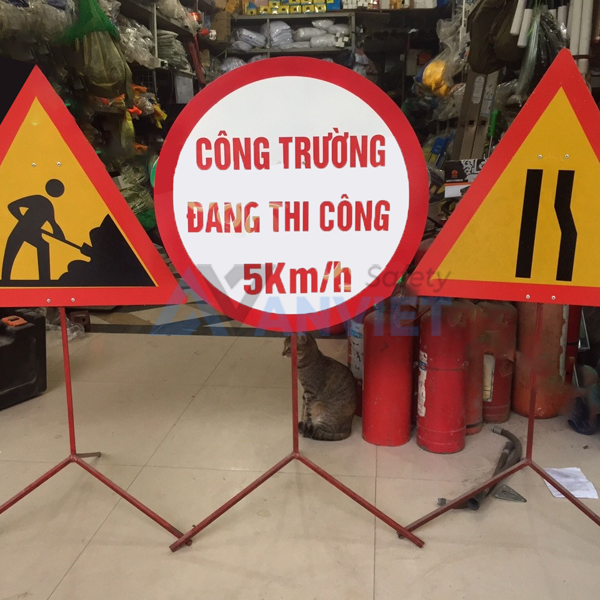 Thiết kế hình tròn và decal phản quang giúp biển dễ nhận diện trong mọi điều kiện ánh sáng.